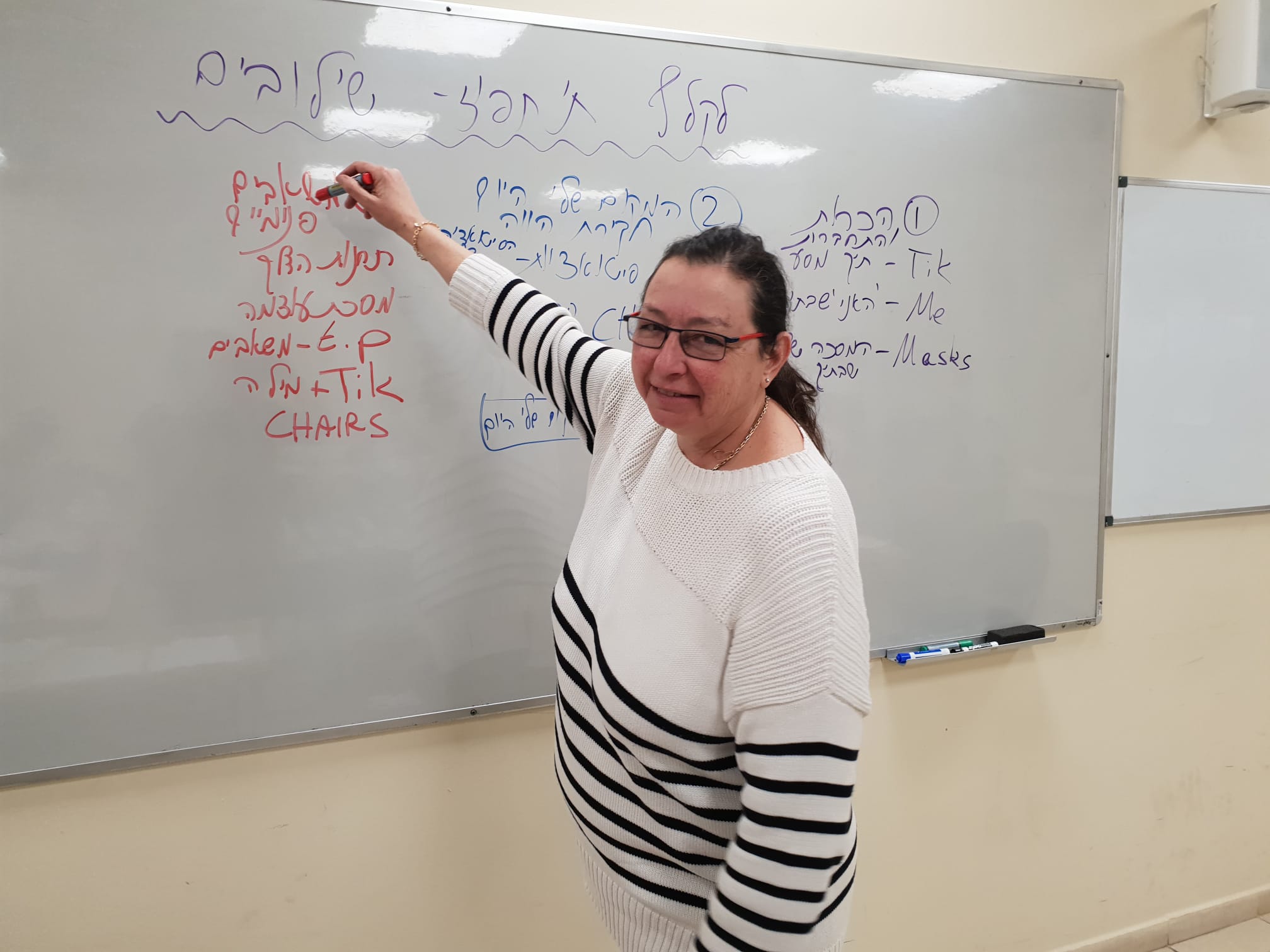 יונית טרנר מנחה מול לוח